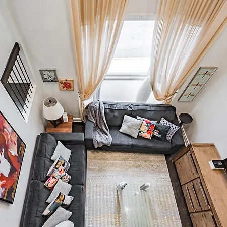 Parking! 5Br House! 10Min Walk To Eaton Center! 7Min Walk To Yongedundas Subway Station!